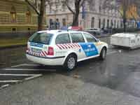 K�zel kellett �llni a bej�rathoz, mert esett az es�...