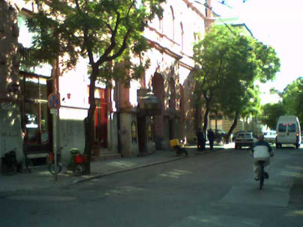 Meg�llni tilos